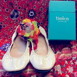 White patent croc Tieks mild patina. Comes with box and flower. These are size 8